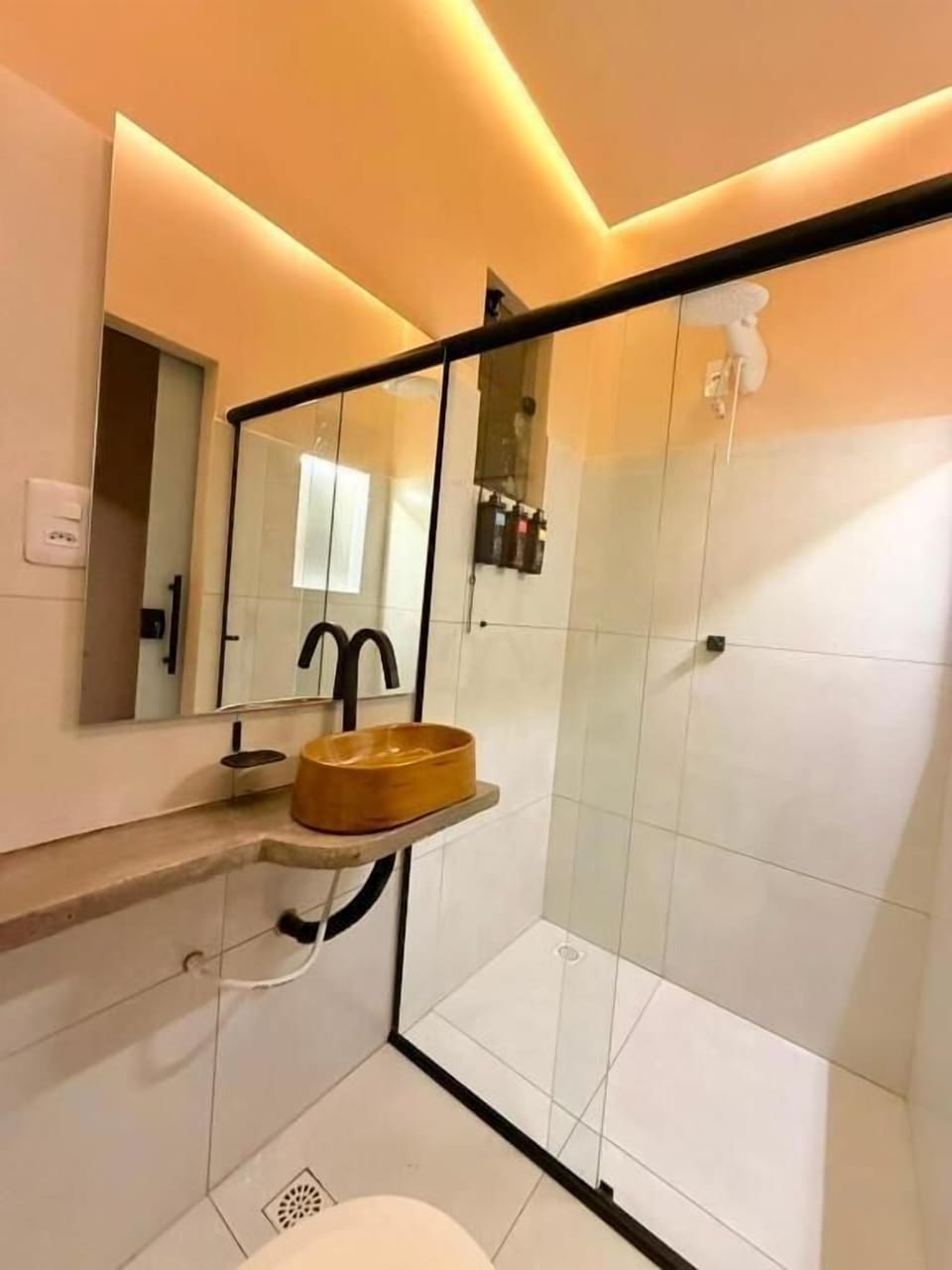  Suíte Família Comfort | Bathroom | Towels, soap, shampoo, toilet paper
