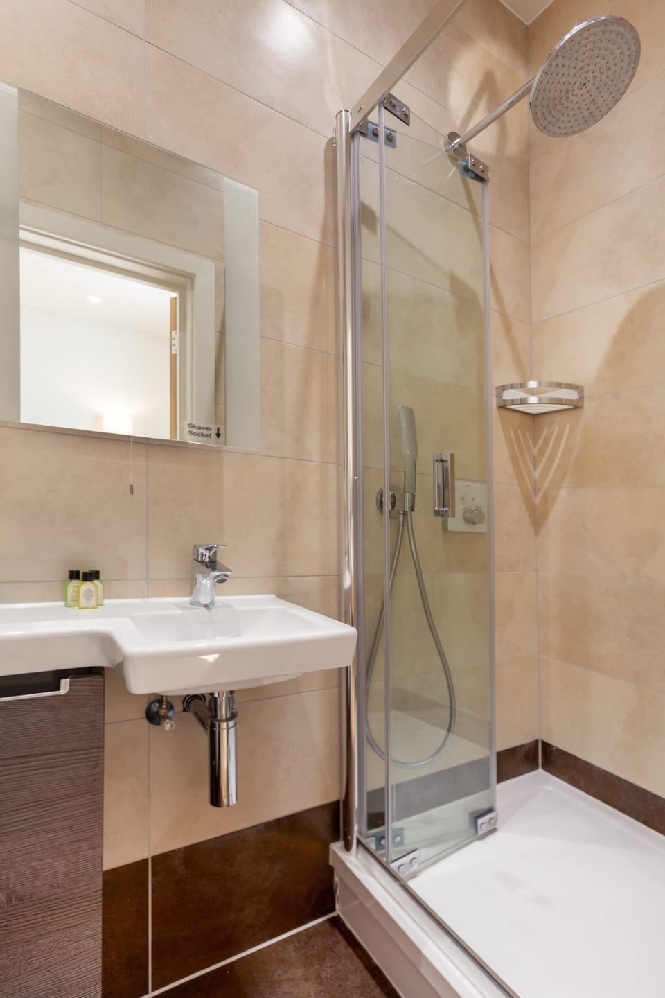 The en-suite bathroom