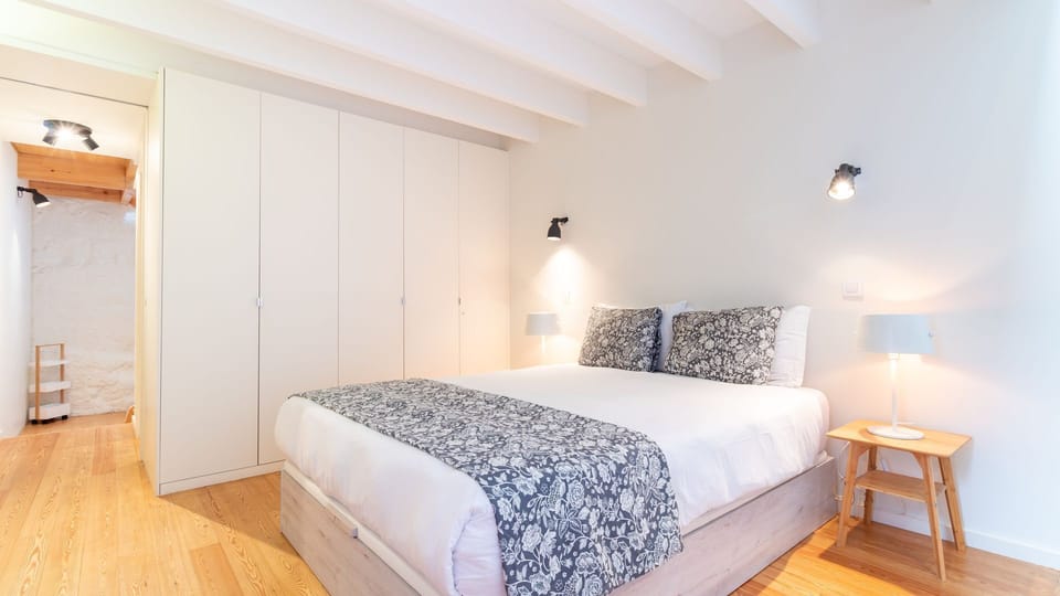 A bright and peaceful bedroom designed for restful nights, complete with direct access to a private balcony.
#SleepInStyle #CoastalRetreat #MatosinhosStay