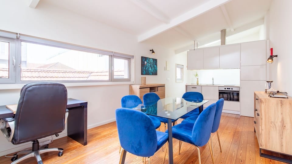 An open-plan dining area with a fully equipped kitchen and dedicated workspace, perfect for longer stays.
#OpenConcept #WorkAndRelax #TravelSmart