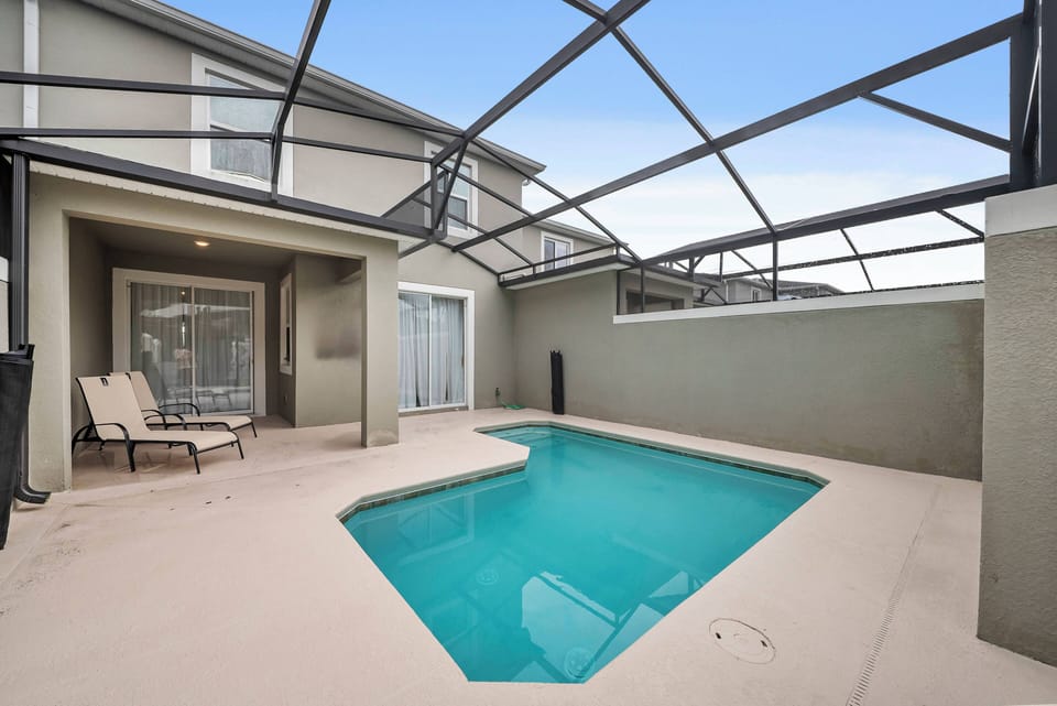 Discover your private oasis with a sparkling pool and spacious deck, ideal for sunbathing and relaxation. The screened enclosure allows soft light in while ensuring a comfortable atmosphere during your entire stay.