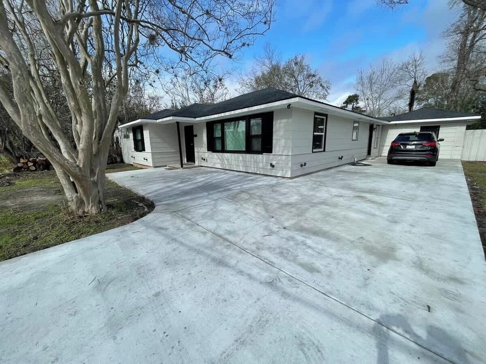Large driveway with plenty of parking