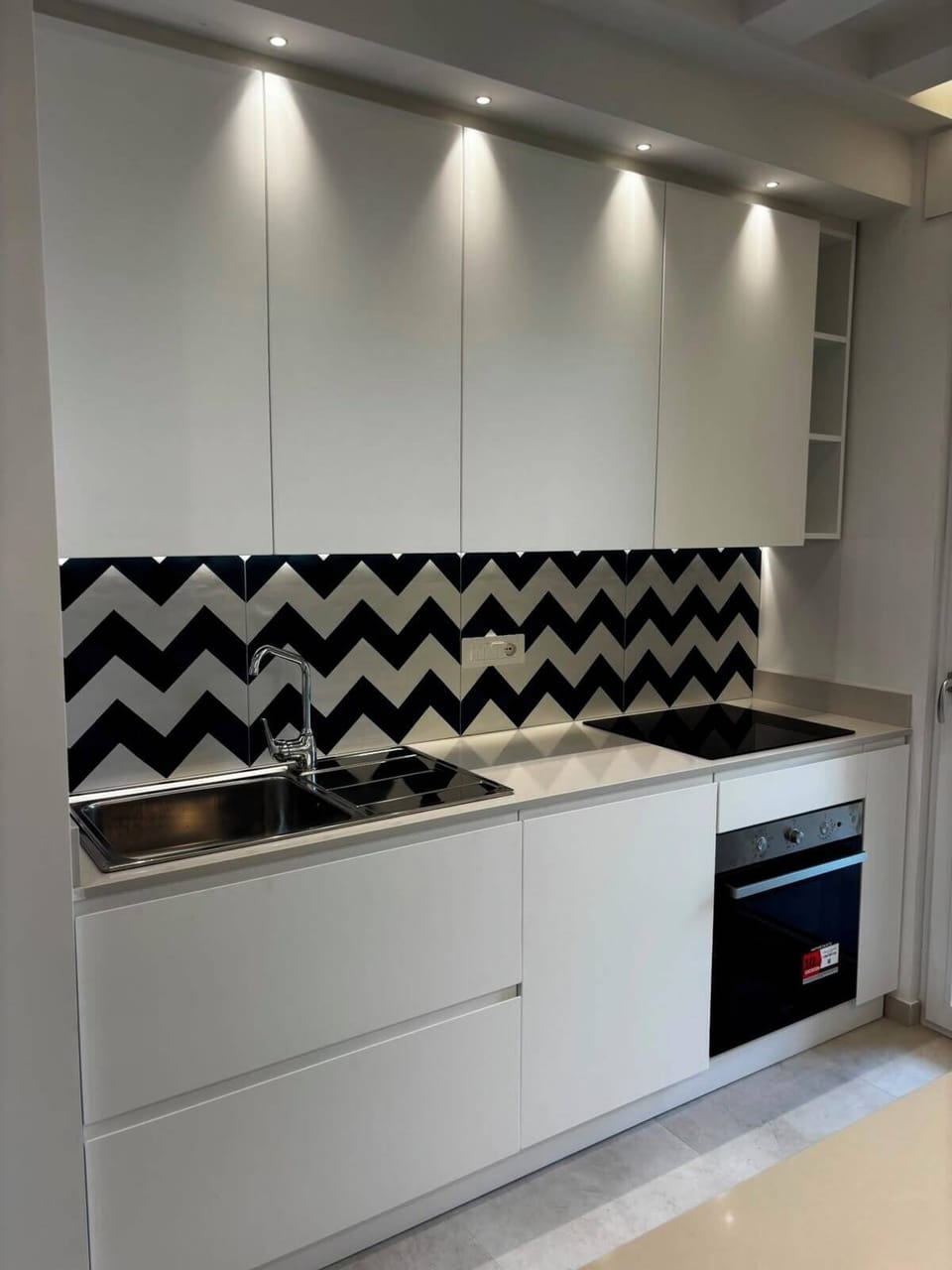 Full-size fridge, microwave, oven, stovetop