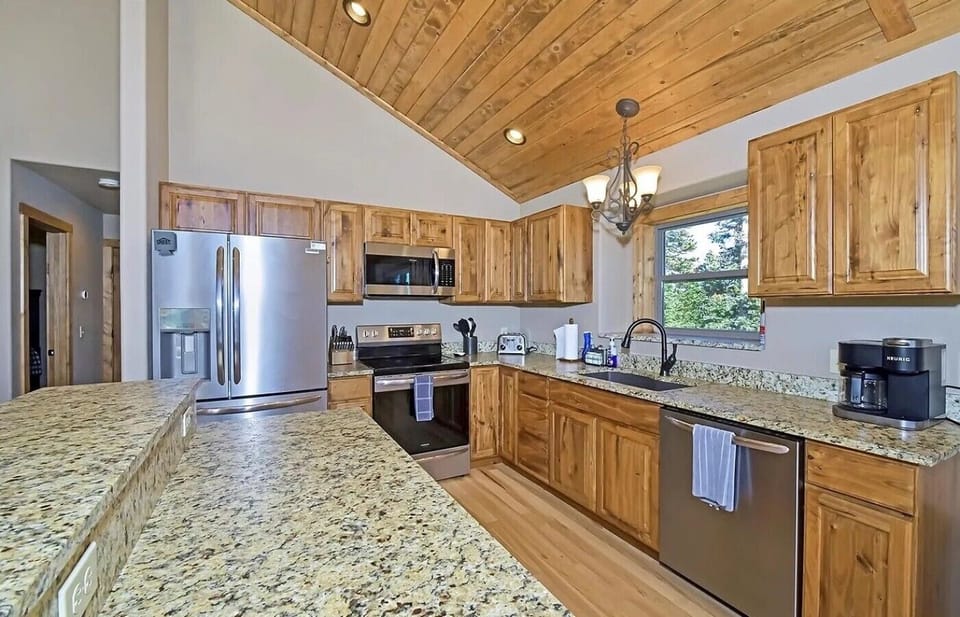 The kitchen comes equipped with cookware, spices, coffee options, and everything needed to feel right at home.