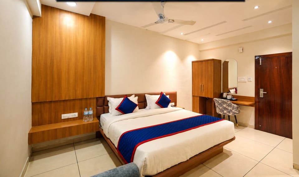 Deluxe Room, City View | Desk, laptop workspace, WiFi (free)