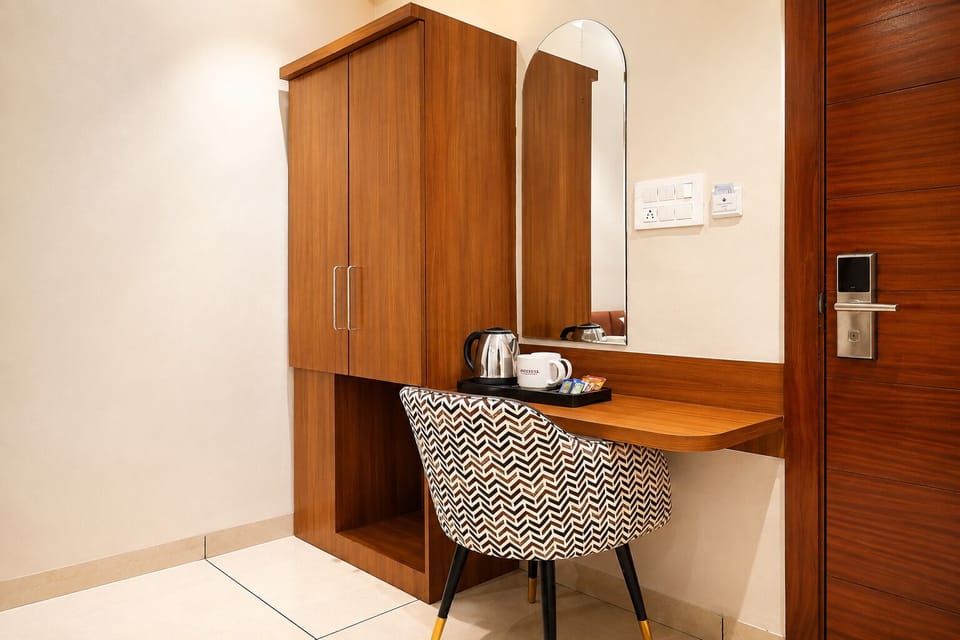 Desk, laptop workspace, WiFi (free)