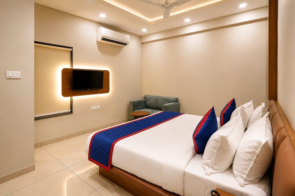 Deluxe Room, City View | Desk, laptop workspace, WiFi (free)