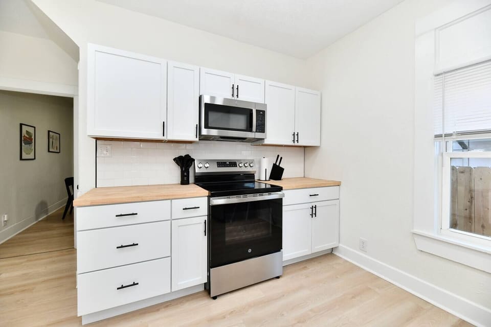 Spacious, modern, fully stocked kitchen perfect for family meals.