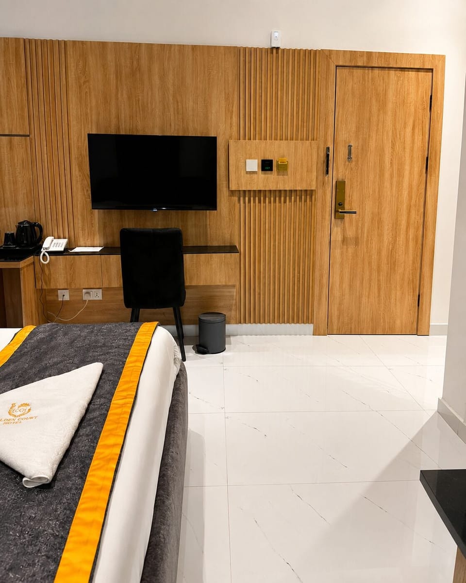 Premium bedding, desk, laptop workspace, WiFi (free)