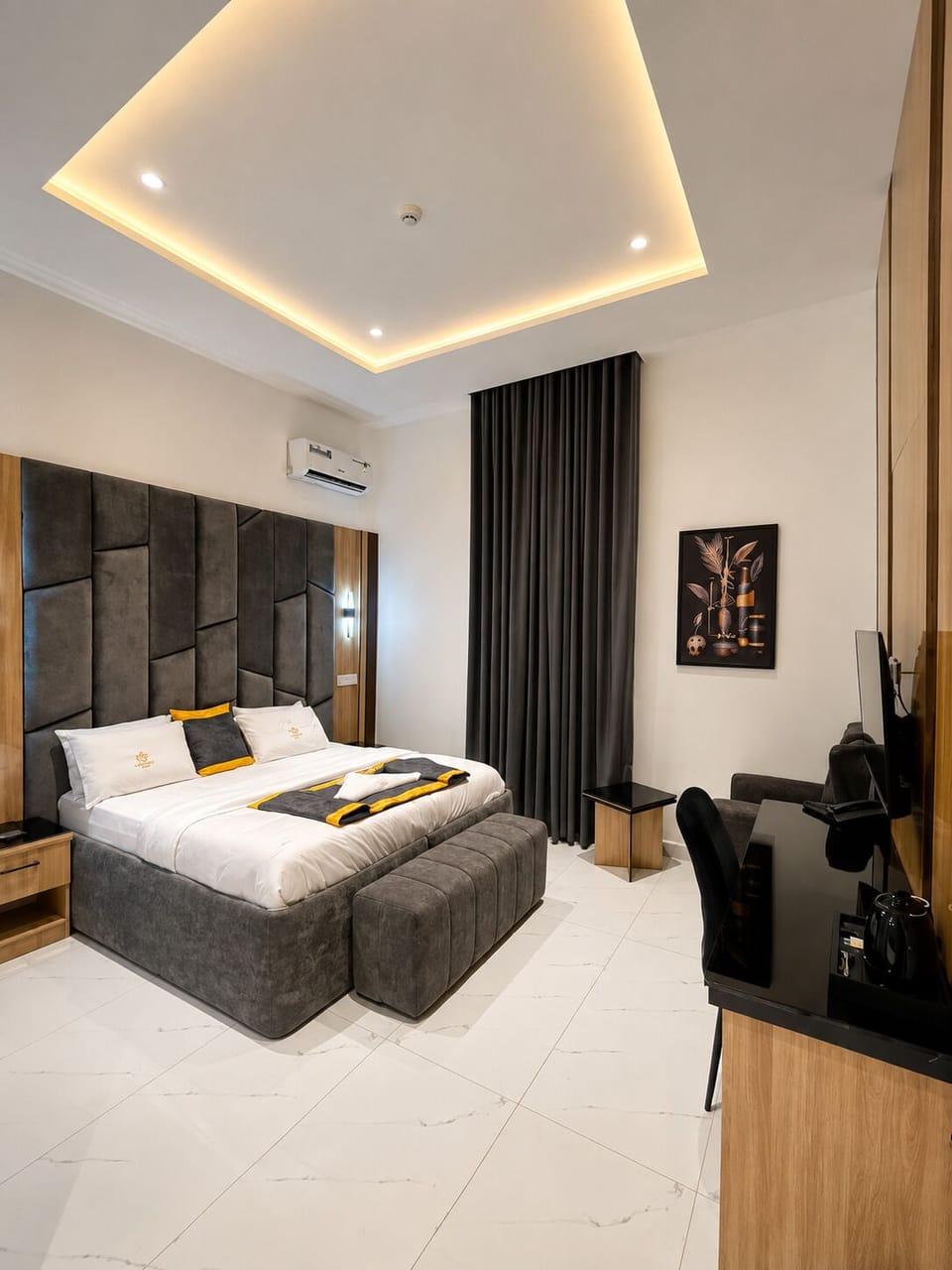 Superior Suite | Premium bedding, desk, laptop workspace, WiFi (free)