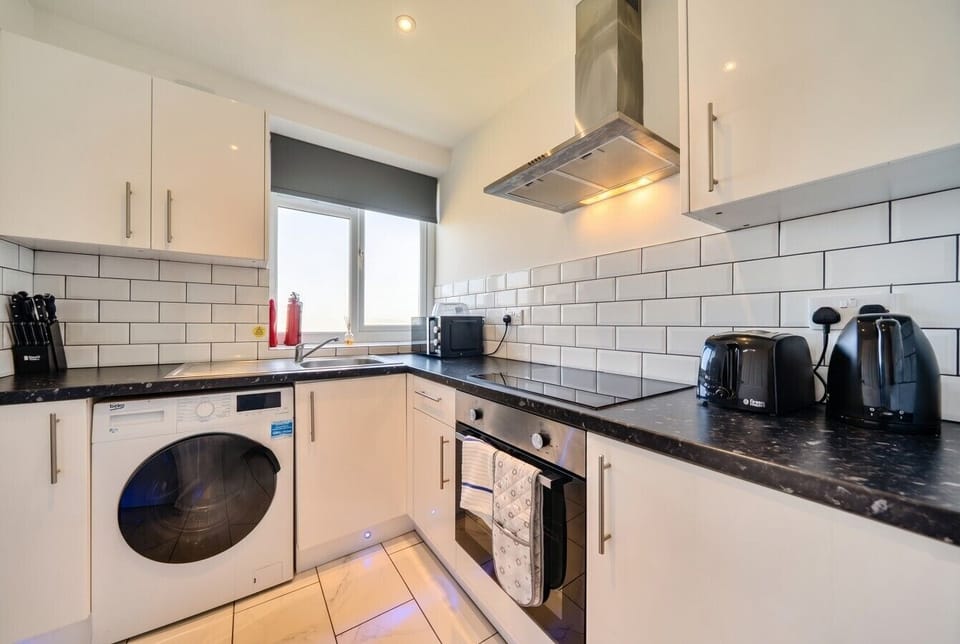 Well-equipped kitchen with oven, hob, washing machine and everything you need to cook.