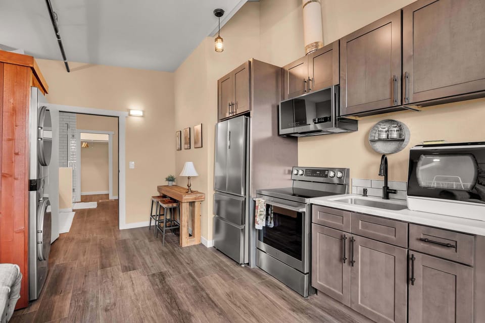 🍳 Cook with ease in this fully equipped kitchen, featuring stainless steel appliances, generous counter space, and ample cabinetry.