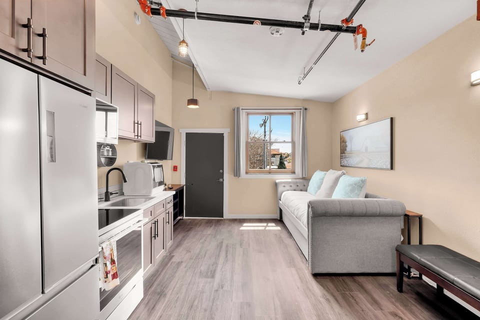 ✨ Everything you need is close at hand, from the well-equipped kitchen and generous counter space to the comfortable sofa and smart TV.