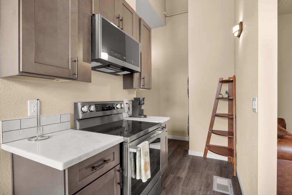 ☕ Start your morning with coffee and prepare meals throughout the day in this functional kitchen with modern appliances and plenty of workspace.