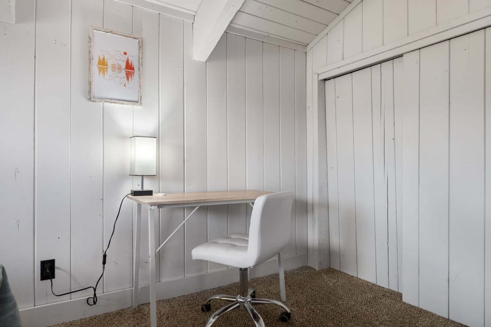 Bedroom 2 - desk & closet