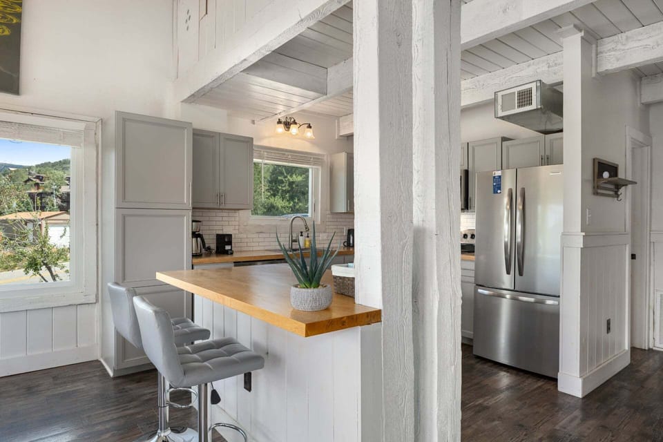 Butcherblock Island, Bar Seating