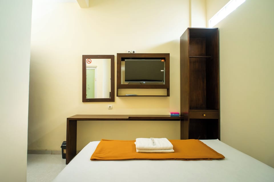Standard Double Room | Desk, bed sheets
