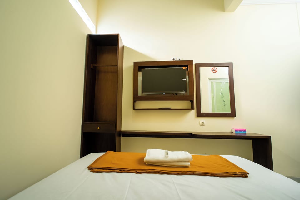 Standard Double Room | Desk, bed sheets