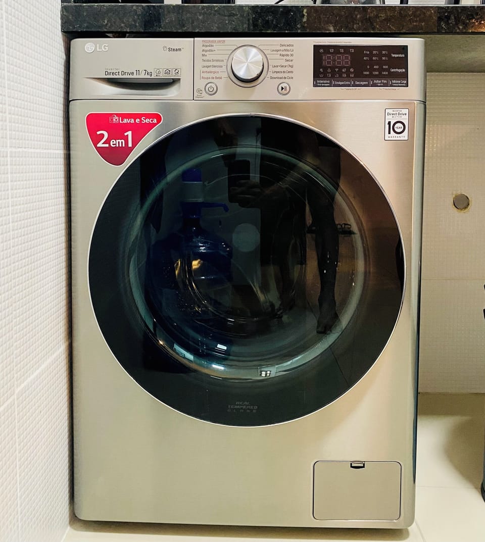 Máquina de lavar e secar roupa moderna e silenciosa da LG. Lavar durante o home-office!
Modern and silten washer-dryer from LG. Wash during home-office!