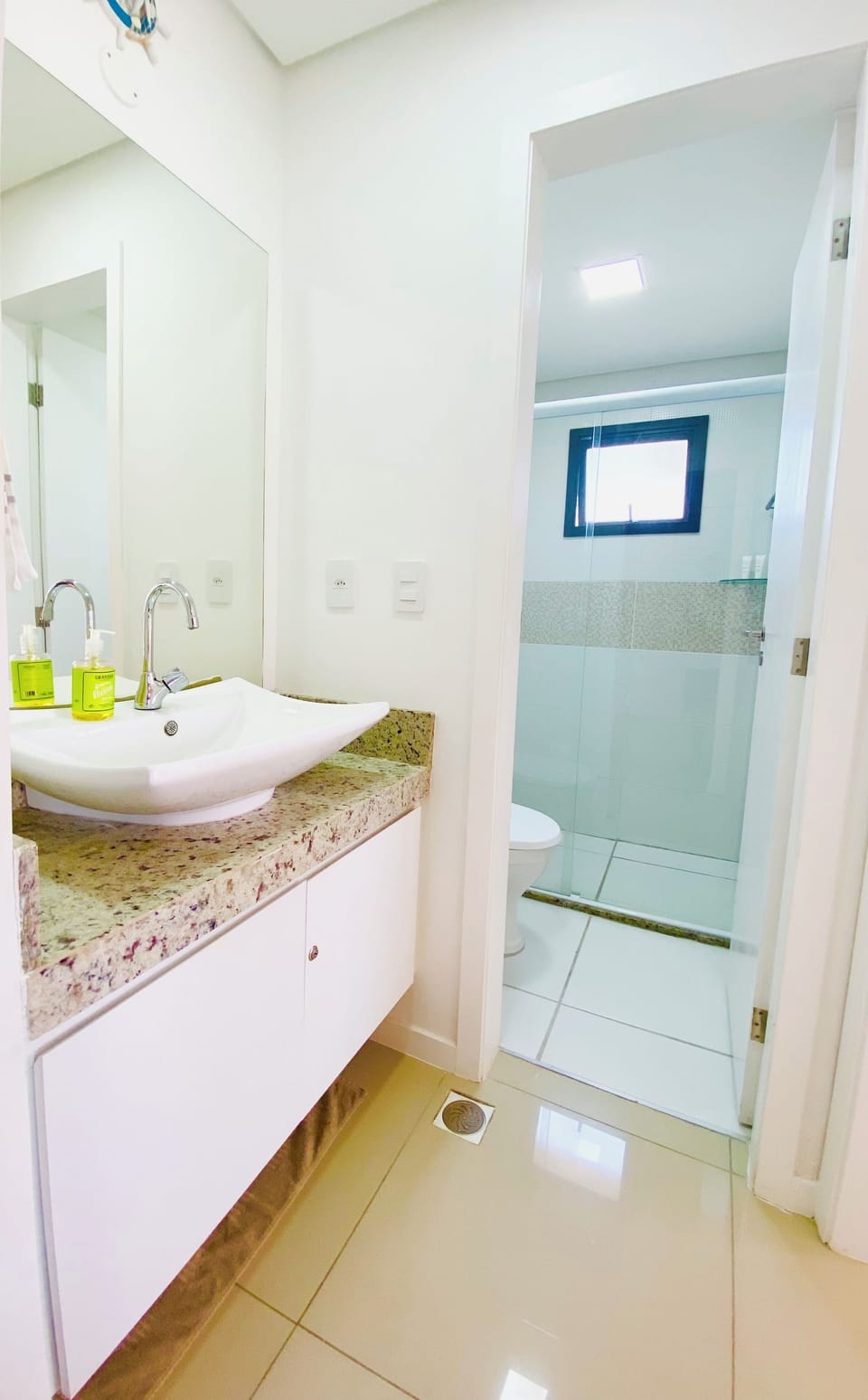 Segundo banheiro com chuveiro acjacente para o segundo quarto de dormir 
Second bathroom with shower acjacent to the second sleeping room