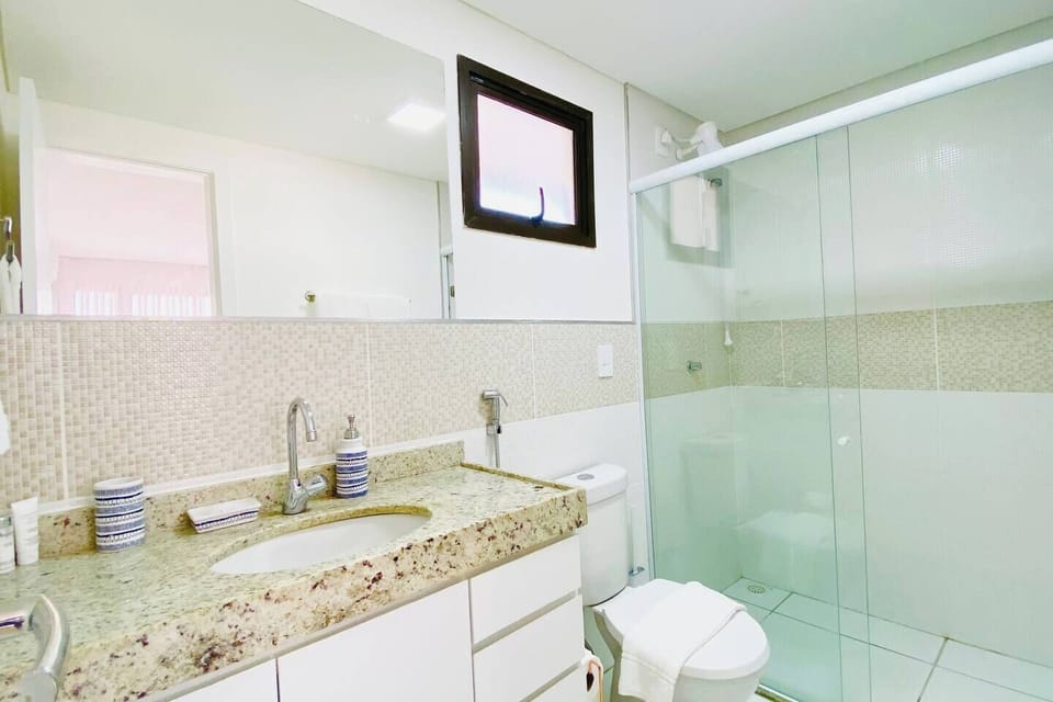 Grande e moderno banheiro principal com chuveiro
Big and modern master bathroom with shower