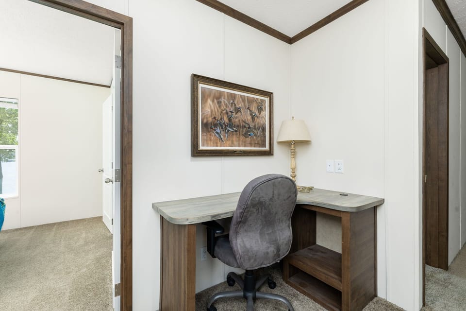 Bright workspace with charming decor, perfect for inspiration during your stay!