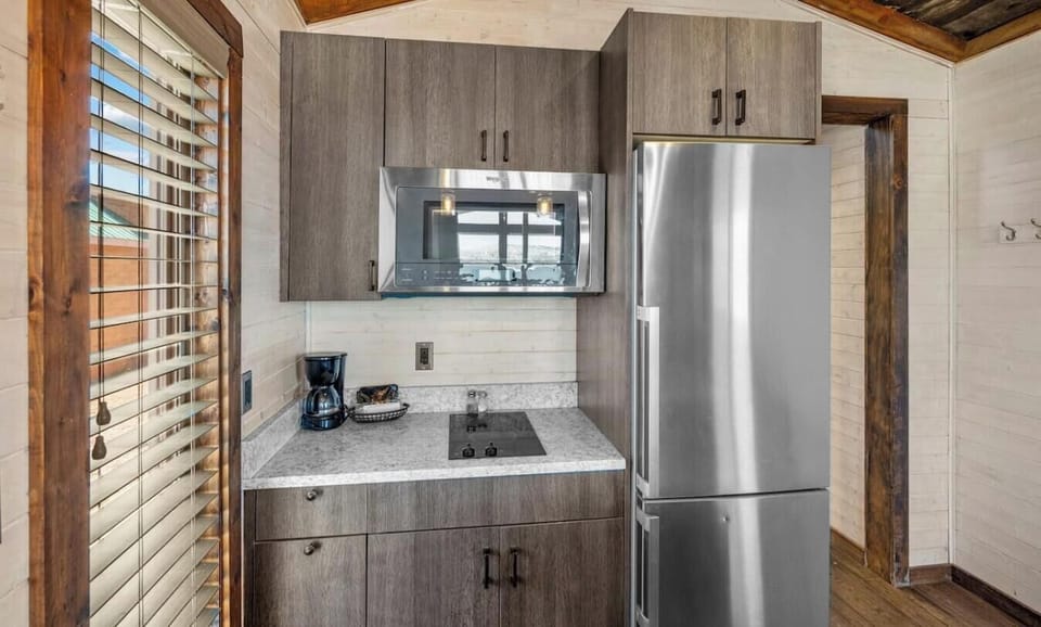 Prepare meals with ease in Cabin 1’s fully equipped kitchen, featuring modern appliances and plenty of storage.