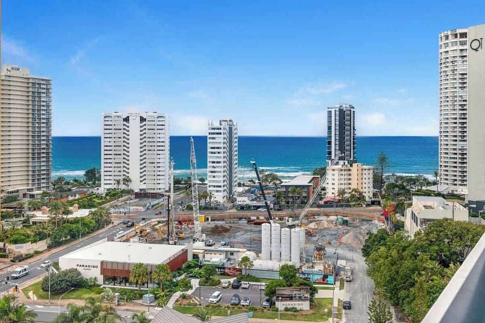 Sweeping Ocean Views from Your Private Apartment
Wake up to stunning Pacific Ocean views stretching across Surfers Paradise from this elevated apartment.