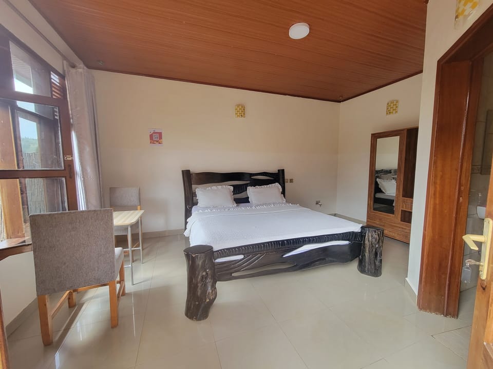 Single Room, Patio, Lake View | Desk
