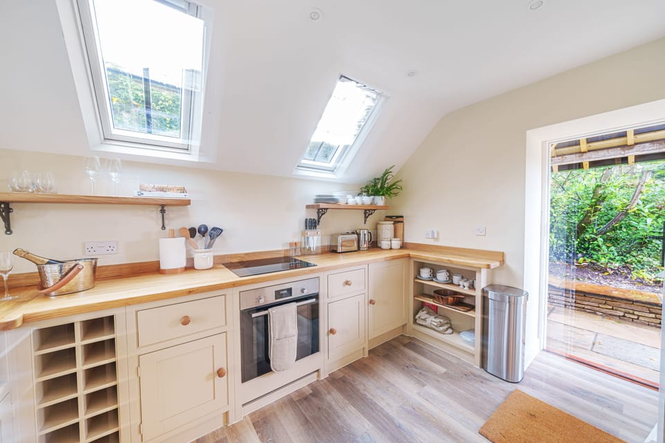 Puddle Cottage, Chebbard, Dorchester: The kitchen with door to the rear garden