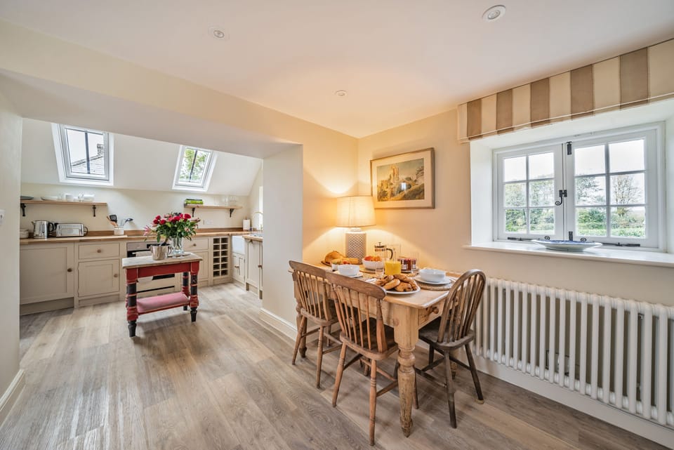 Piddle Cottage, Chebbard, Dorchester: The dining table seating three guests