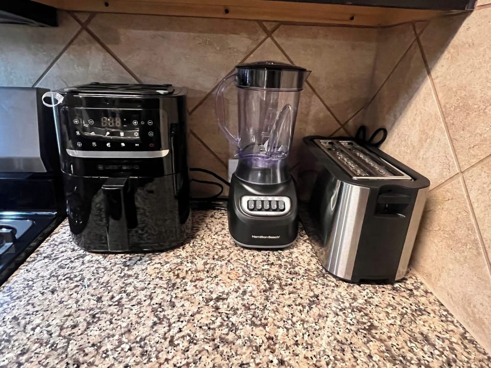 Air fryer, blender and other convenient kitchen appliances help crews prepare quick breakfasts, packed lunches and dinners at home—ideal for construction projects, corporate housing and extended stays in Kyle, TX.