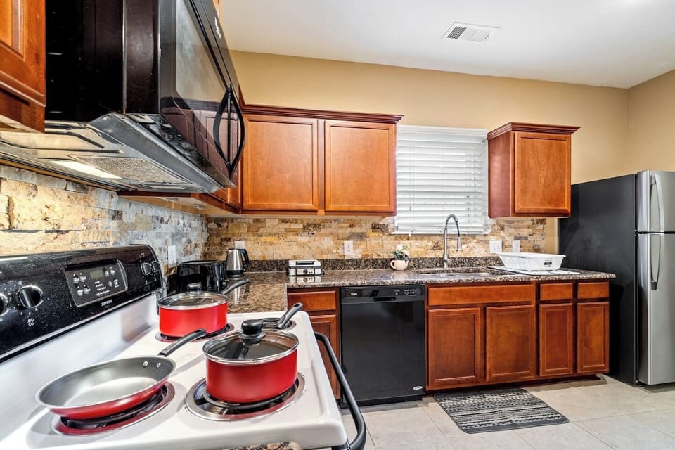 Fully equipped Crowley kitchen makes extended stays easy with appliances, cookware and meal-prep space. Ideal for construction crews, contractors and insurance housing guests who want to prepare breakfast, packed lunches and dinners at home.