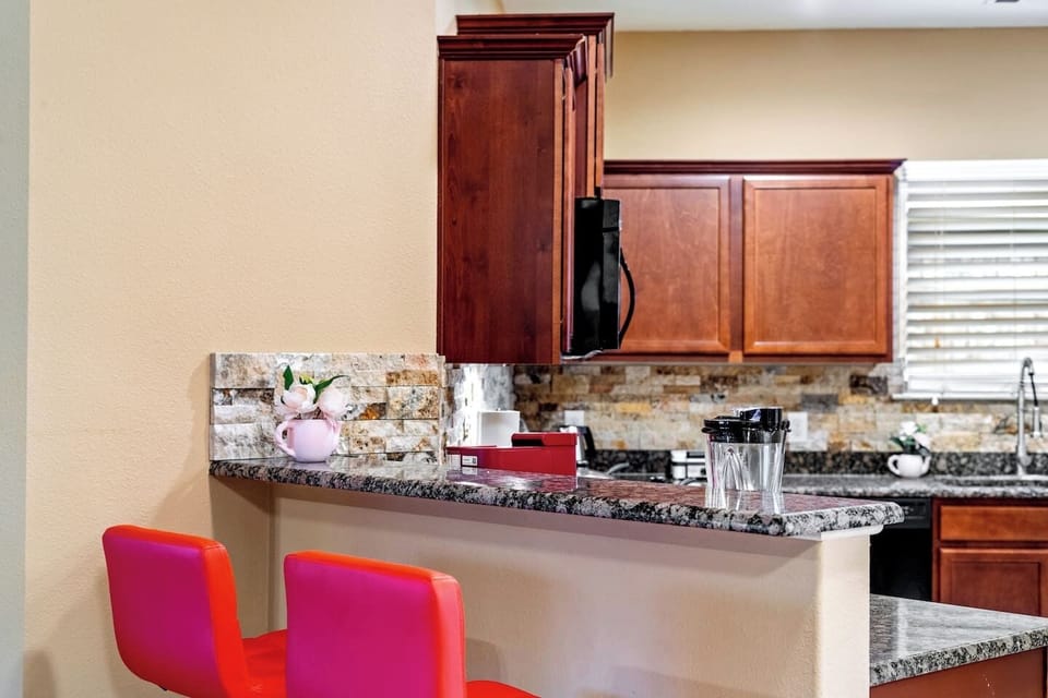 Spacious counters and a fully equipped Crowley kitchen make preparing crew meals easy. Ideal for construction crews, contractors, insurance housing and extended stays—cook breakfast, pack job-site lunches or enjoy dinner at home.