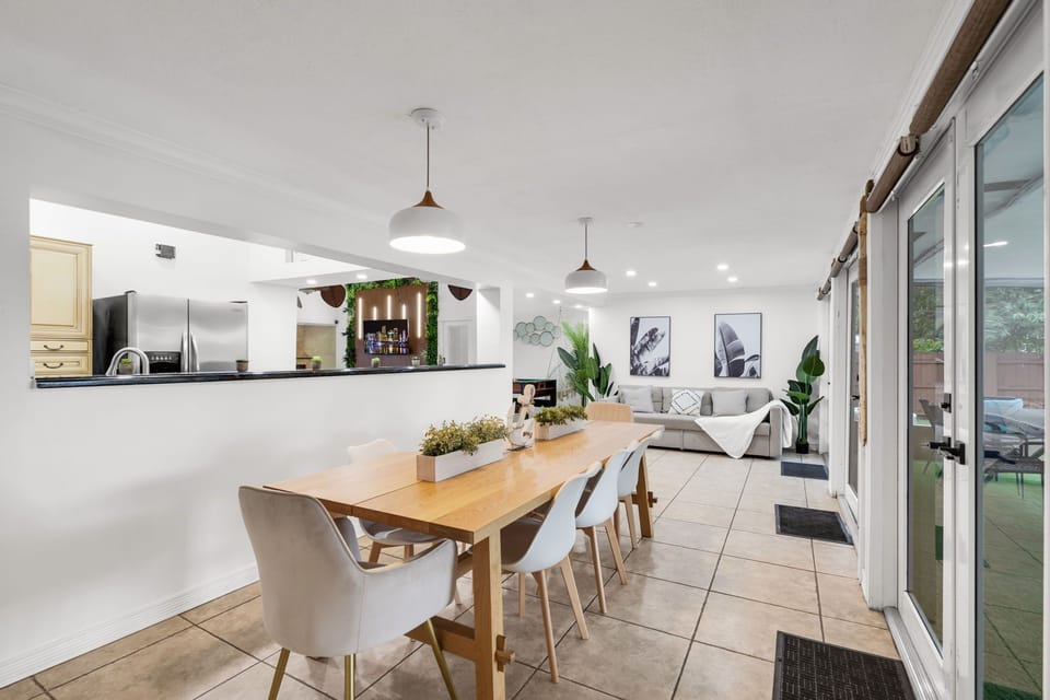 Deluxe Apartment, Lake View | Dining room