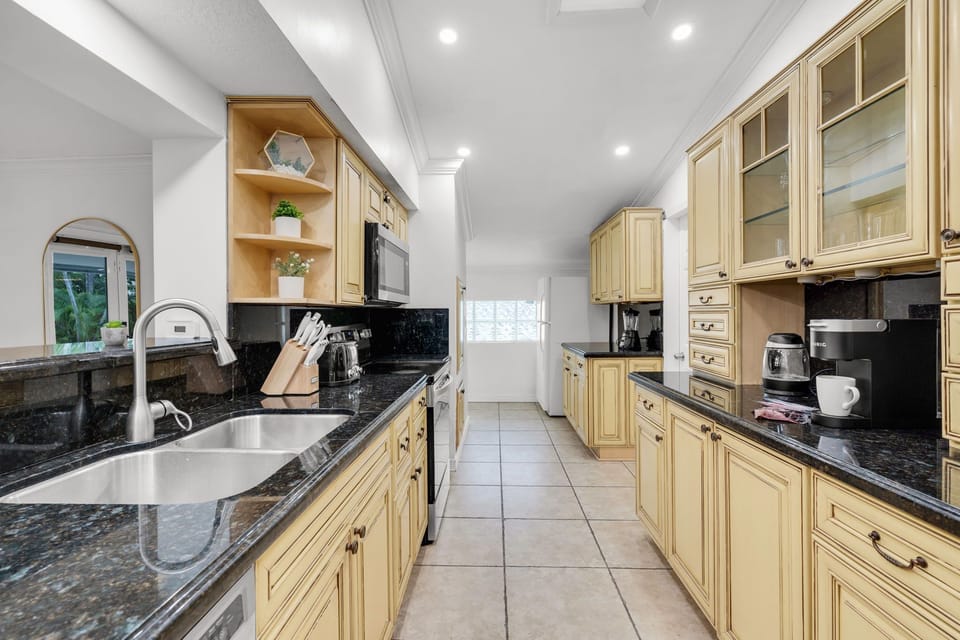Deluxe Apartment, Lake View | Private kitchen