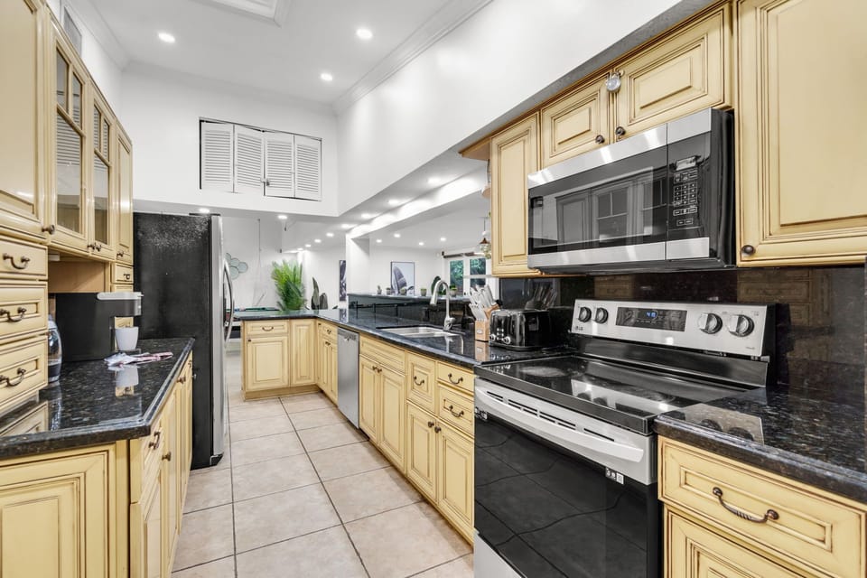 Deluxe Apartment, Lake View | Private kitchen