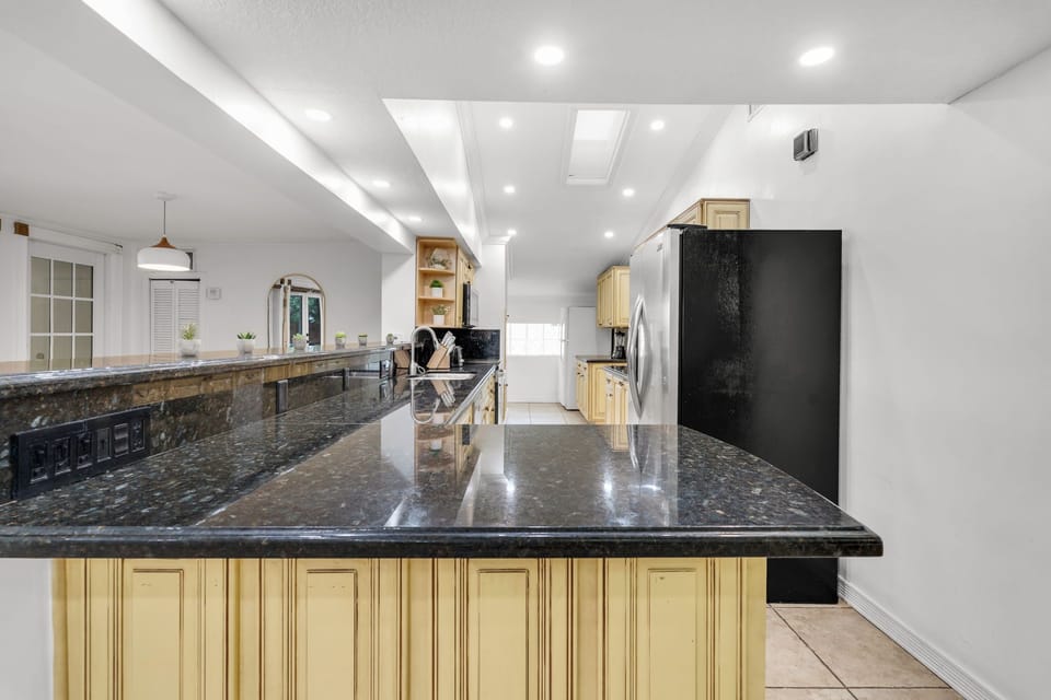 Deluxe Apartment, Lake View | Private kitchen