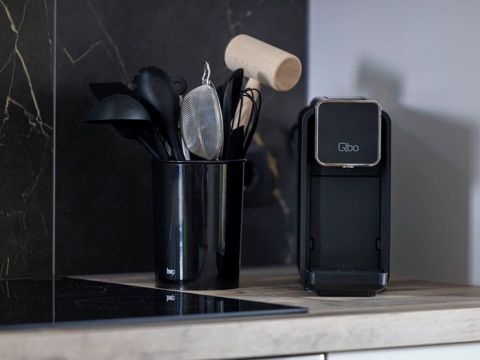 Kitchen Appliance, Small Appliance, Home Appliance, Coffeemaker, Kitchen, Houseplant, Countertop