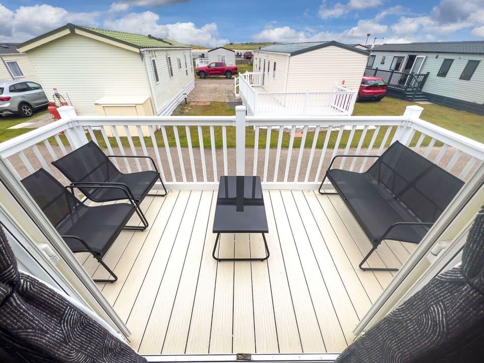 Deck, Hardwood, Plank, Wood Stain, Balcony, Porch, Siding, Wood Flooring, Fence, Outdoor Furniture