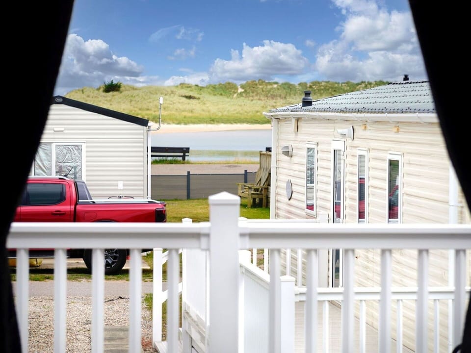 Siding, Home, Door, Cottage, Shade, Porch, Estate, Yard, Deck
