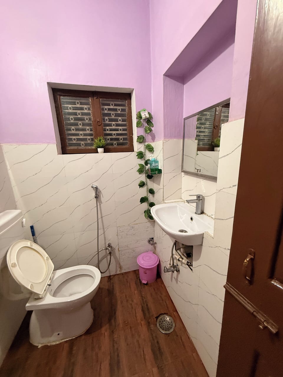 Deluxe Studio Suite | Bathroom | Slippers, towels, soap, shampoo