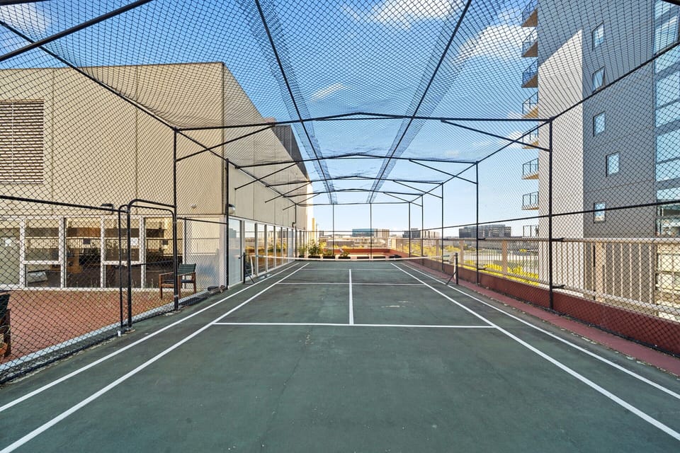 Stylish 2-bed Stay With Pool & Parking Apartment in Canberra
