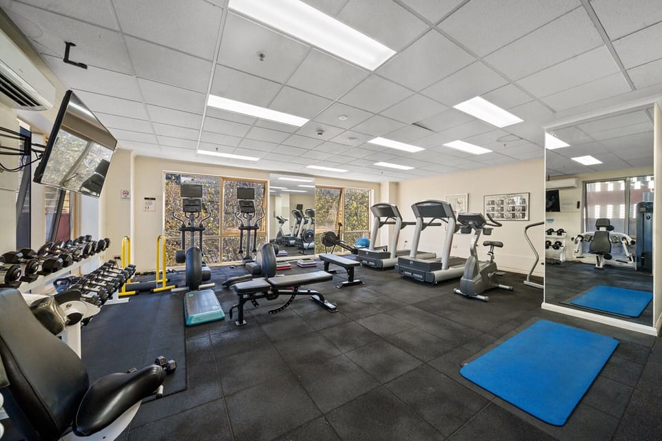 Stylish 2-bed Stay With Pool & Parking Apartment in Canberra