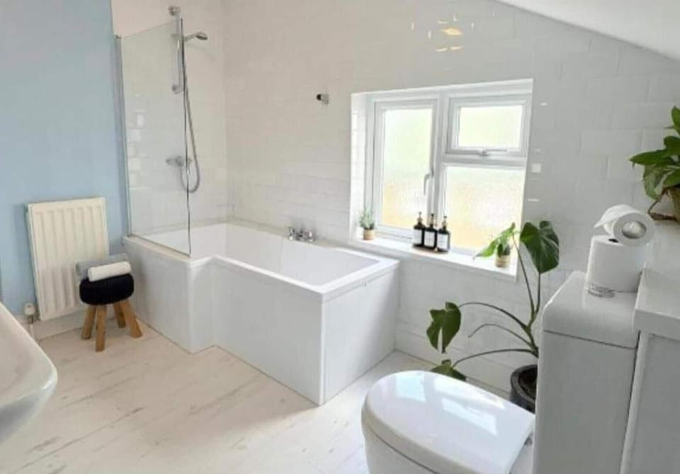 Combined shower/tub, deep soaking tub, towels