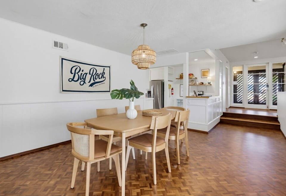 Dining area, can seat 8