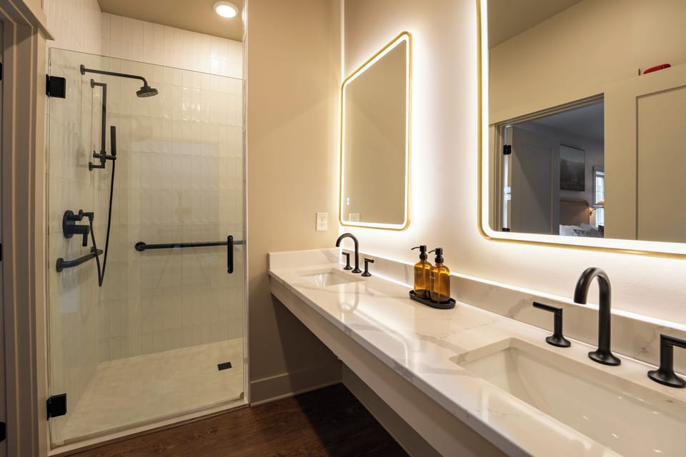 Executive Room | Bathroom | Hair dryer, towels, soap, shampoo