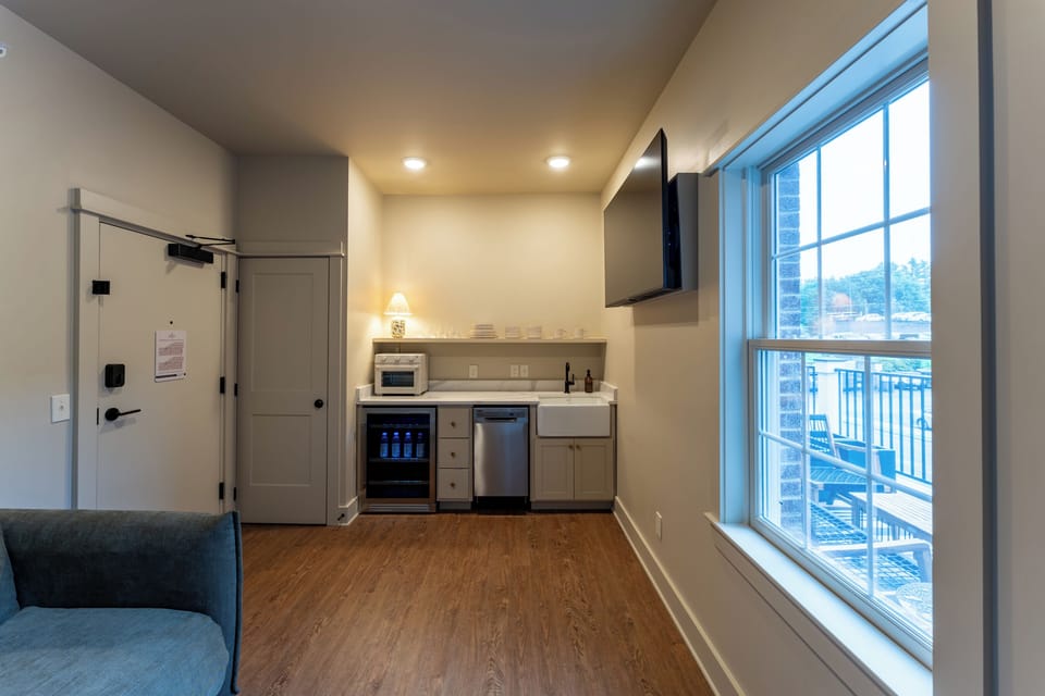 Presidential Room, City View | Private kitchen | Mini-fridge