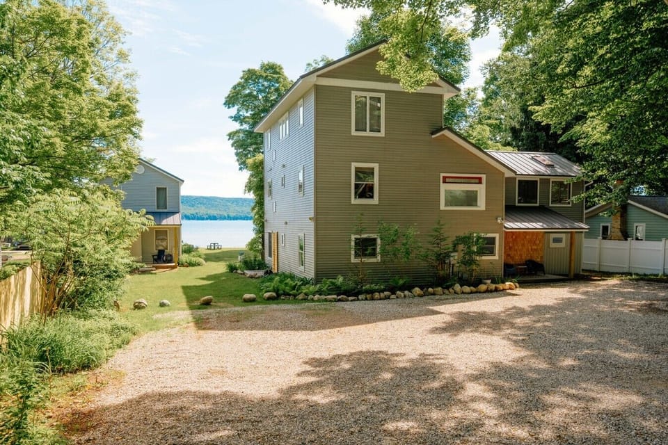 Wonderful side view of the cabin with a glimpse of the lake! 🏡🌊☀️