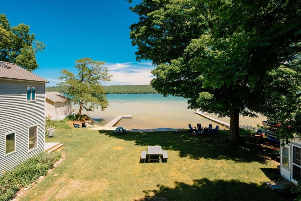 Step out to gorgeous views of the sparkling lake! 🌊🪵☀️